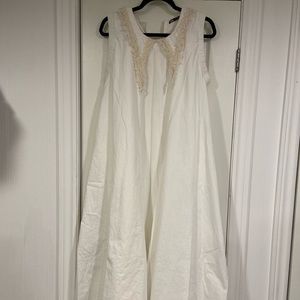 Super comfortable lined white Maxi with pockets.